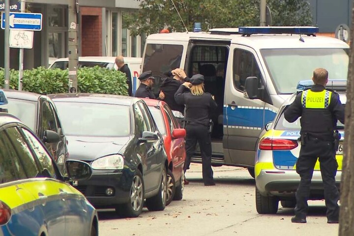 Polizisten nahmen mehrere Männer in Gewahrsam.