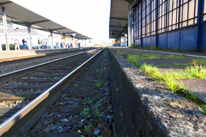 Die unbekannten Täter legten die Gegenstände ins Gleisbett am Bünder Bahnhof.
