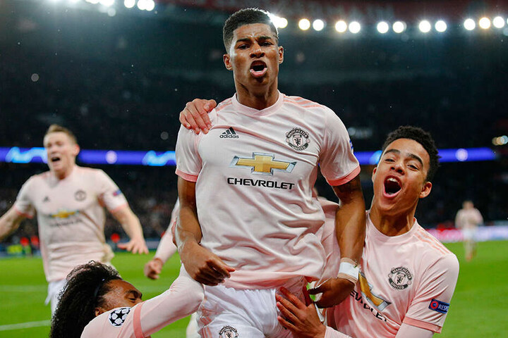 Riesen-Freude bei Marcus Rashford (M) und seinen Teamkollegen! Der 21-jährige Offensivmann von Manchester United verwandelte in der vierten Minute der Nachspielzeit den Elfmeter.