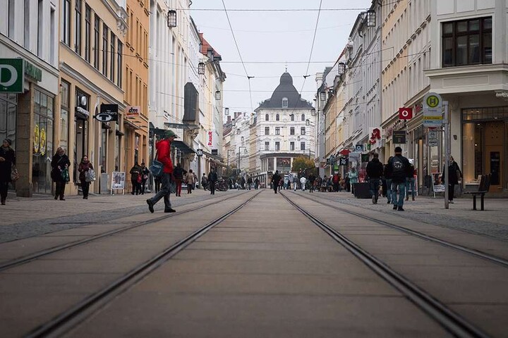Passanten in der Görlitzer City. Die geringe Kaufkraft spürt auch der Handel.