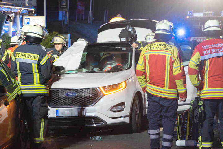 Der Beifahrer des Unfallfahrzeuges musste mit schwerem Gerät von der Feuerwehr aus dem Auto geborgen werden.