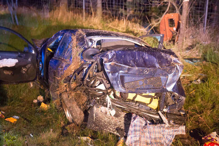 Beide Fahrzeuge wurden von der Fahrbahn geschleudert. Drei Personen wurden schwer verletzt.