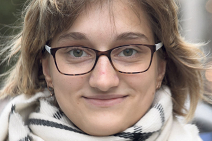 Nicole Büttner
(18), Auszubildende
aus
Dresden, darf
zum ersten Mal
wählen: „Meine
Entscheidung
zwischen der
CDU und der SPD ist noch
nicht gefallen. Frau Merkel ist
erfahren, sie ist schon lange im
Amt. Herr Schulz beantwortet
Fragen sehr ehrlich.“