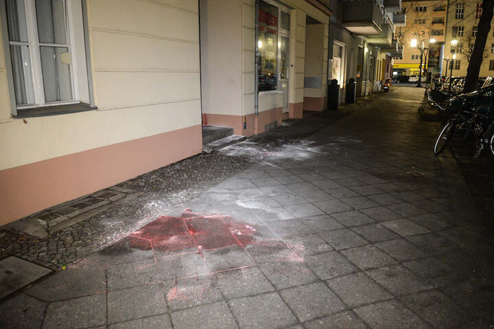 Schaurige Zeugen der Tat: Zwei große Blutlachen auf dem Gehweg.