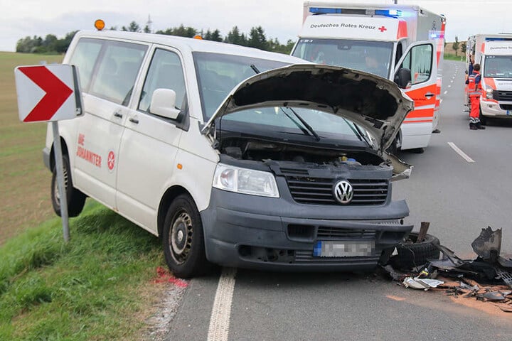 Drei Menschen wurden bei dem Unfall zum Teil schwer verletzt.