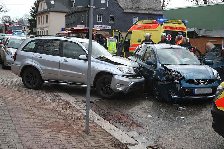 Die beiden Fahrzeuge waren in der Hofer Straße kollidiert.