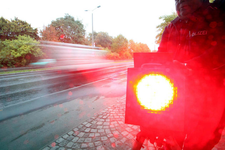 Zwickau sieht rot: Die Blitzereinnahmen fürs Stadtsäckel sind um eine halbe Millionen Euro zurückgegangen.