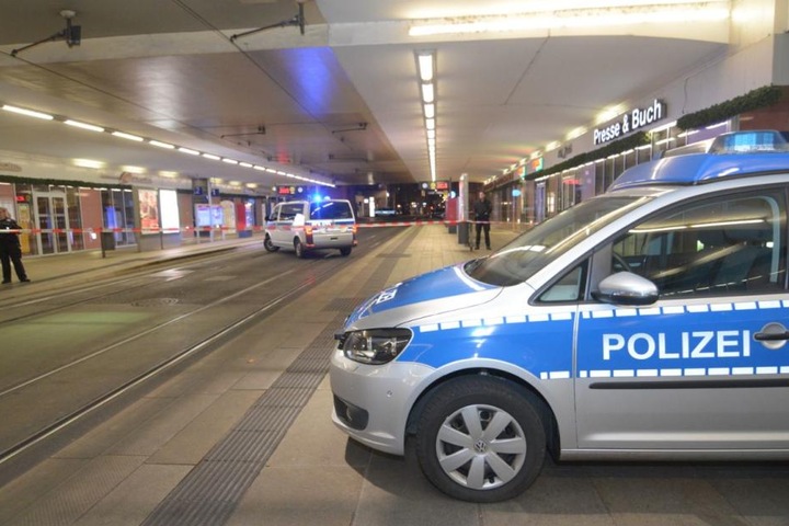 Die Straße ist von der Polizei gesperrt worden.