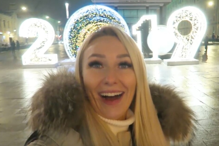 Jessi zeigte begeistert die Sehenswürdigkeiten der Stadt.