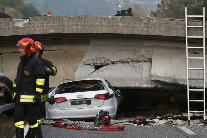 Mindestens ein Mensch starb, als das Viadukt am Freitag über einer Straße zwischen Mailand und Lecco in der Nähe des Comer Sees zusammenbrach.