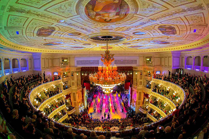 Passend zum Debütantenkleid duften nur weiße und blaue Blüten beim 12.
SemperOpernball.
