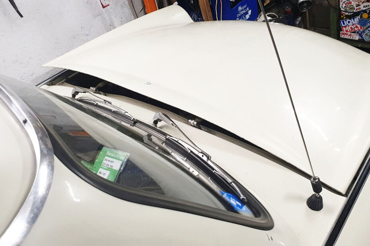 Auch die Motorhaube demolierten die Einbrecher.
