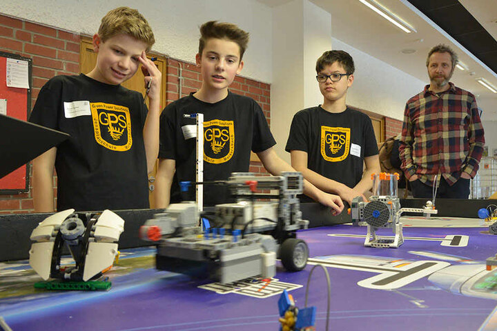 Den letzten Schliff: Das Team "GPS_2" der Markersbacher Jenaplanschule testet seinen Roboter vor dem Wettbewerb im Hörsaal 1.