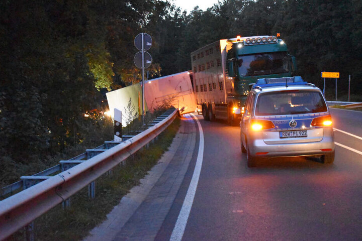Der Anhänger des Tiertransporters kippte in einer Kurve um.