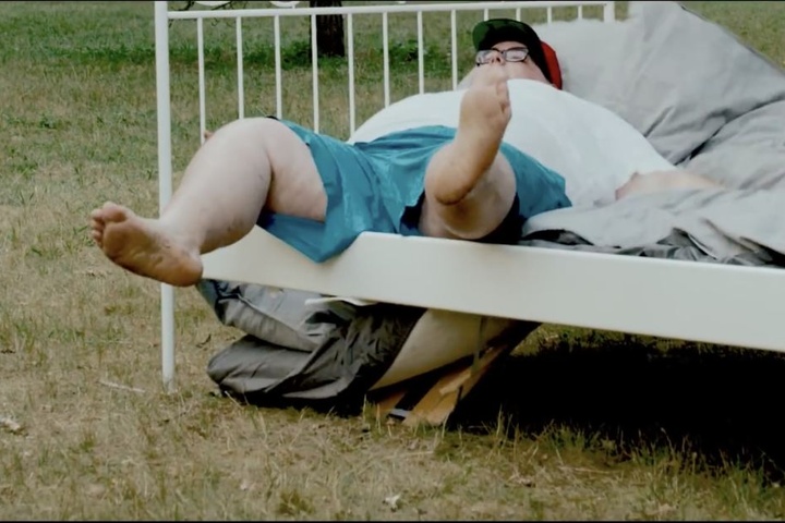 Ach, guck an, den kennen wir doch. Katjas Pizzaboy aus dem ersten Video "Doggy" war wieder am Start und brach direkt mal mit dem Liebesnest ein.