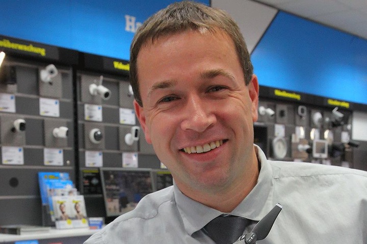Sebastian Mühlner (38) von "Conrad Electronic" hat auch eine derzeit gefragte Drohne im Angebot.