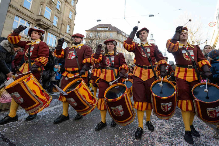 Musiker in Kostümen nehmen am großem Faschingsumzug durch die Innenstadt teil.