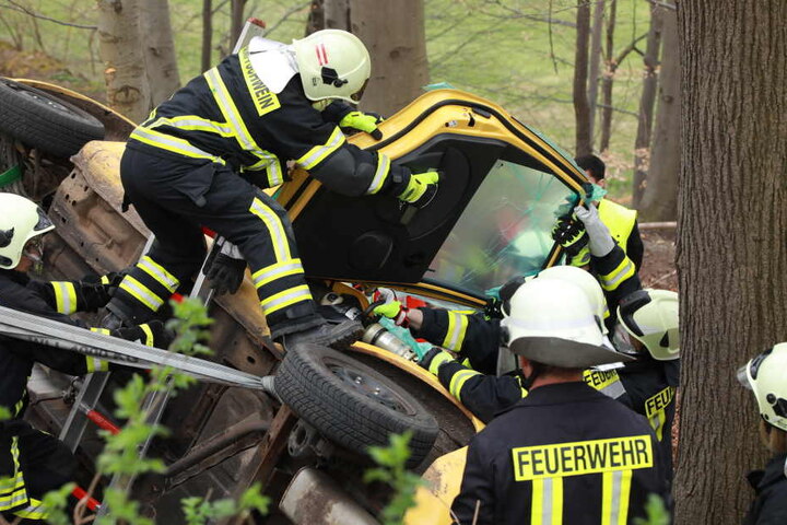 Mit schwerem Gerät wurde das Auto geöffnet.