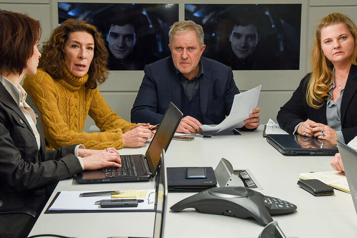 Im Besprechungszimmer rätselt die Sondereinheit über die Motive der Drohungen von David Frank.