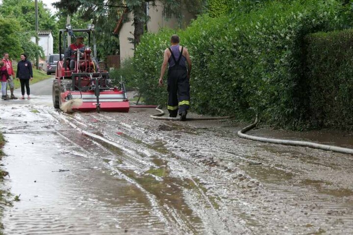 In Papstdorf bei Grimma rollten Schlamm und Wassermassen nach starken Regenfällen durch den Ort.