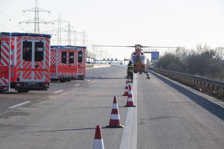 Auch ein Rettungshubschrauber musste auf der Autobahn landen.