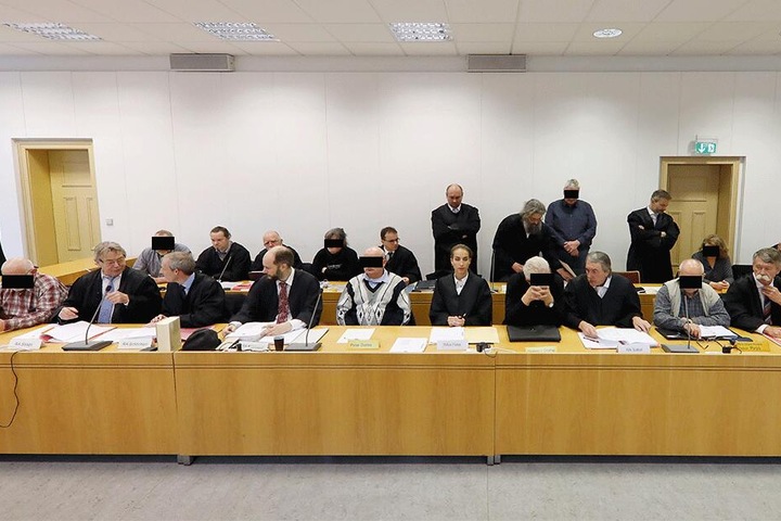 Das gab's in den letzten zehn Jahren nicht: 10 Angeklagte und 14 Verteidiger teilten sich die "doppelte Anklagebank" im Landgericht Chemnitz.