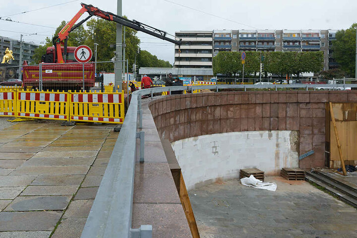 Im Minutentakt pumpen Betonmischer einen besonders flüssigen Zement in die unterirdischen Röhren.