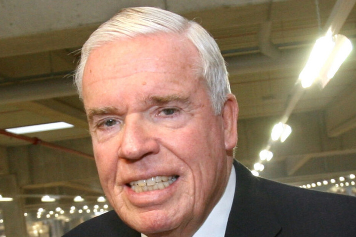 Investor Klaus-Michael Kühne ist nach dem Deal guter Laune.