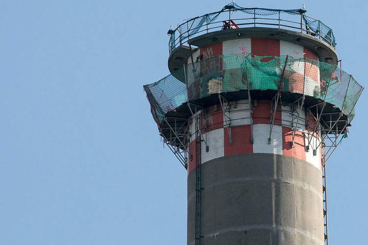 Kommende Woche soll ein Bagger von oben nach unten den Turm wegknabbern.