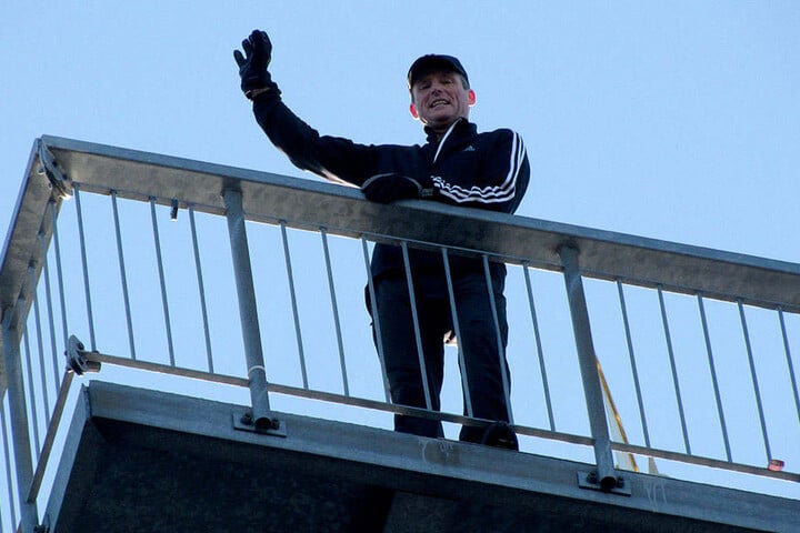 Frank Müller (54) auf der Plattform seines Sportgerätes: Vom Totenstein kann man bis ins Erzgebirge schauen.