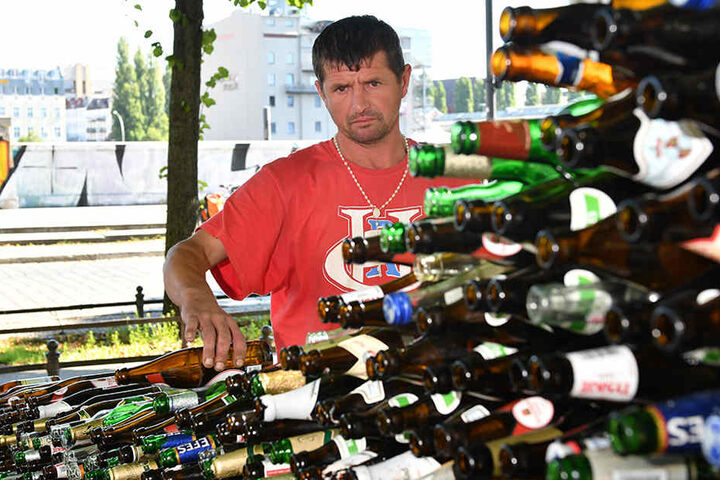 Der obdachlose polnische Straßenkünstler und Bauarbeiter, Petrov Chojnacki, ist stolz auf sein einzigartiges Konstrukt.