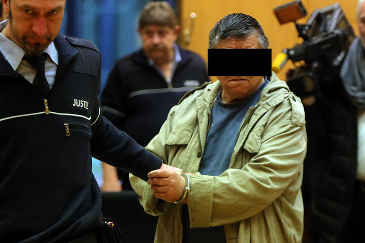 Hier wird der Angeklagte Alexander R. (69) von einem Justizbeamten in den Saal geführt.