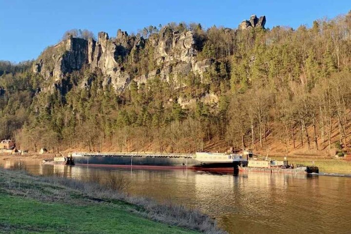 Am gestrigen Donnerstagnachmittag überquerte der Binnenschifftanker die Grenze nach Sachsen und fuhr die Elbe durch das Elbsandsteingebirge Richtung Dresden.