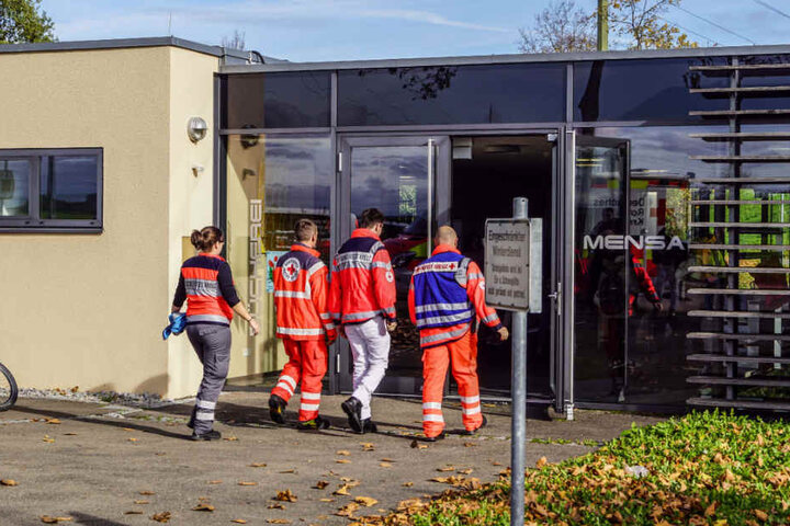 Rettungskräfte auf dem Weg in die Mensa.
