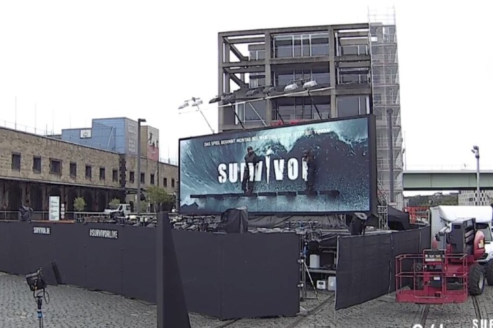 Im Kölner Rheinauhafen stehen die letzten beiden Kandidaten für eine Wildcard auf einem Podest.