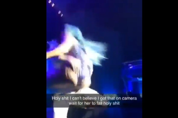 Lady Gaga fällt mit ihrem Fan von der Bühne.