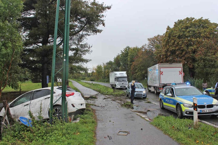 Das Auto krachte gegen einen Stromkasten und zwei Schilder.