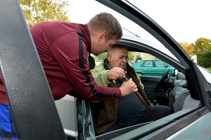 Tom leistet auch Fahrdienste, chauffiert Senior Eichler zum Arzt.