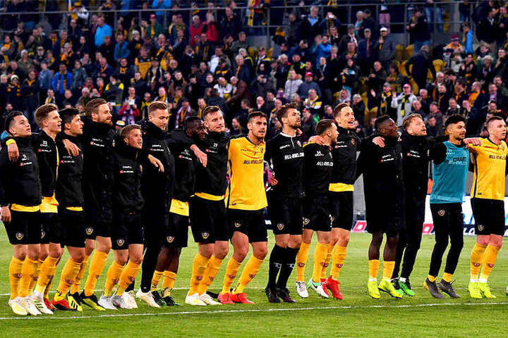 Ein Sieg und schon hatten die Spieler ihre Fans trotz der "Causa Schubert" wieder lieb. Nach dem 2:1-Erfolg sangen die Schwarz-Gelben vorm K-Block "Forza Dynamo!“