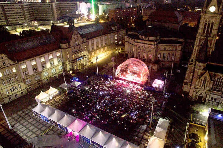 So stimmungsvoll wie hier beim Taschenlampen-Konzert soll es auch 2017 wieder auf dem Theaterplatz aussehen.