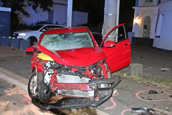 Auch der Honda musste nach dem Crash abgeschleppt werden.