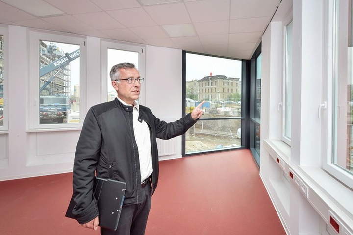 Projektleiter Eckart Boettcher (55) steht in einem der fertiggestellten Büros des neuen Technischen Rathauses.