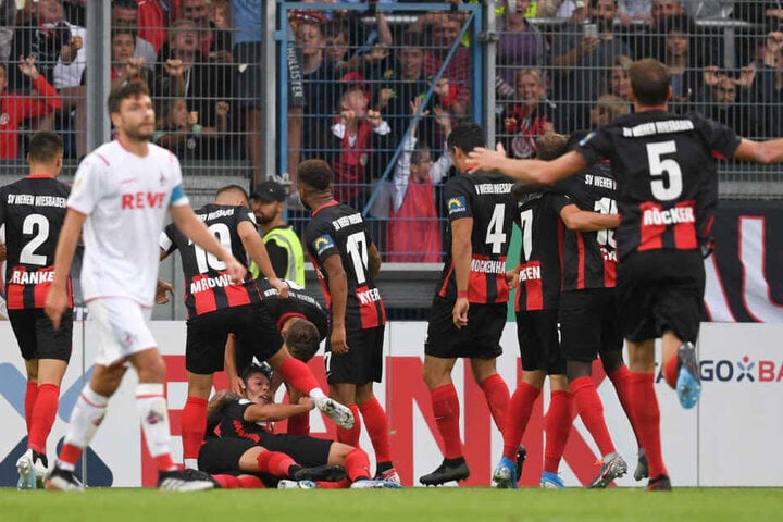 Wiesbadens Spieler jubeln nach dem Tor zum 2:2.