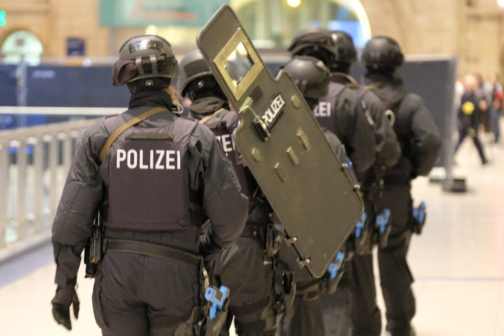 Mit Helm und Schild mussten sich die Polizisten vor dem Mann schützen. (Symbolbild)