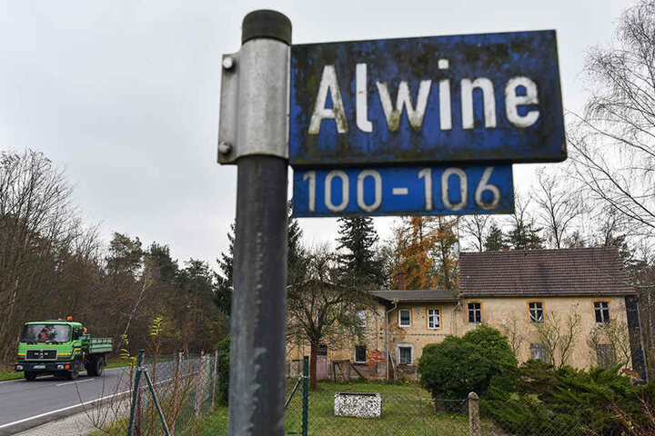 Marode Wohnhäuser in dem kleinen Dorf Alwine an der Landstraße 65 nahe Domsdorf (Brandenburg).