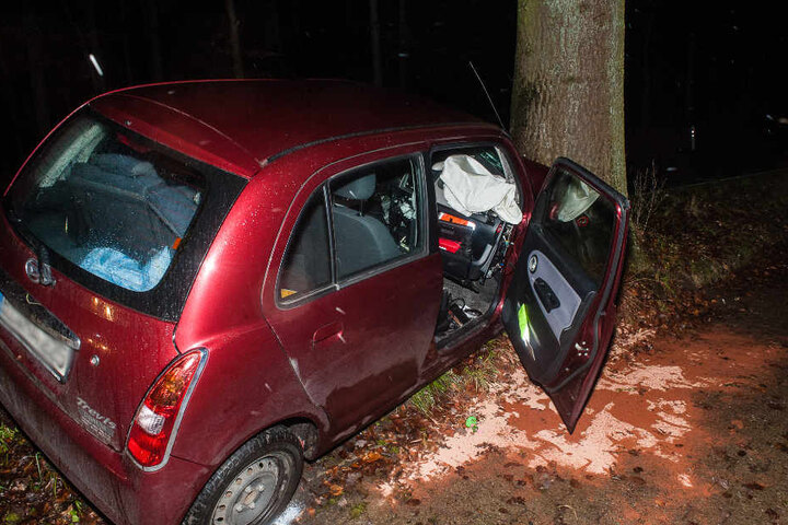 Der Fahrer wurde lebensgefährlich verletzt.