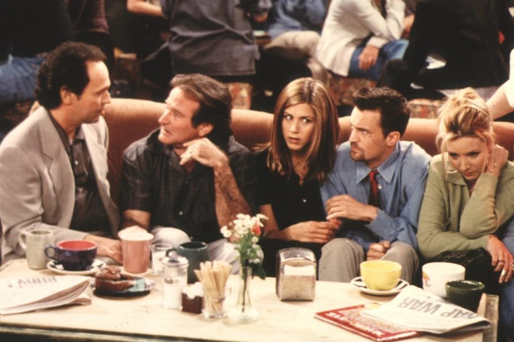 Sogar Robin Williams (2.v.l.) spielte eine Gastrolle und sitzt hier in einer Folge neben Jennifer Aniston.