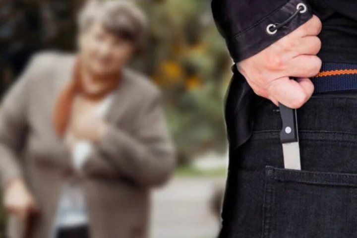 Die Seniorin (78) musste nach dem Überfall notoperiert werden. (Symbolbild)