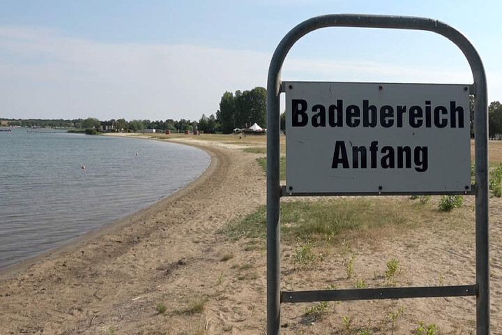 Trotz der tropischen Temperaturen sind die Strände am Barleber See wie leergefegt. Noch immer ist der See wegen Blaualgenbefalls gesperrt.