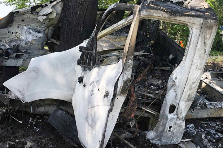 Der Lastwagen brannte nach dem schweren Unfall auf der Staatsstraße 2084 komplett aus.